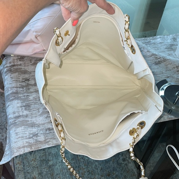 Chanel Vintage White Tote w/Gold hardware*BEAUTIFUL PIECE at bargain price! - Picture 10 of 14